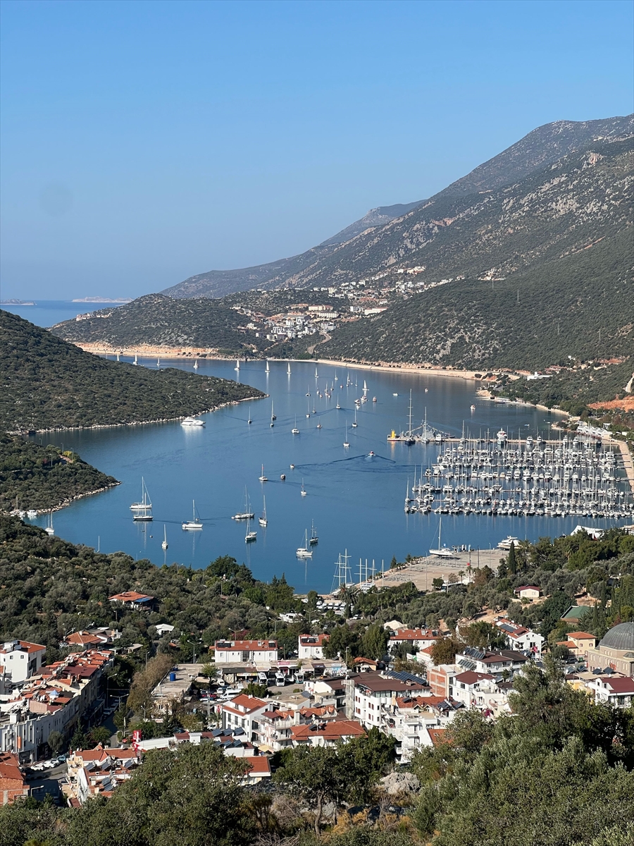 Kaş'ta 101 paraşütçü “Cumhuriyet'in 101. yılı” için gökyüzünde bayrak açtı