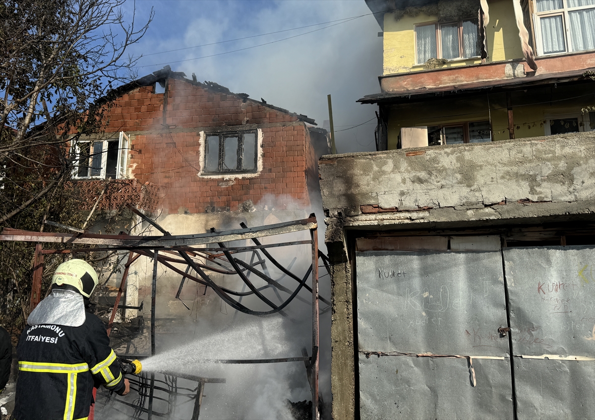 Kastamonu'da çıkan yangında 2 ev ile garaj yandı