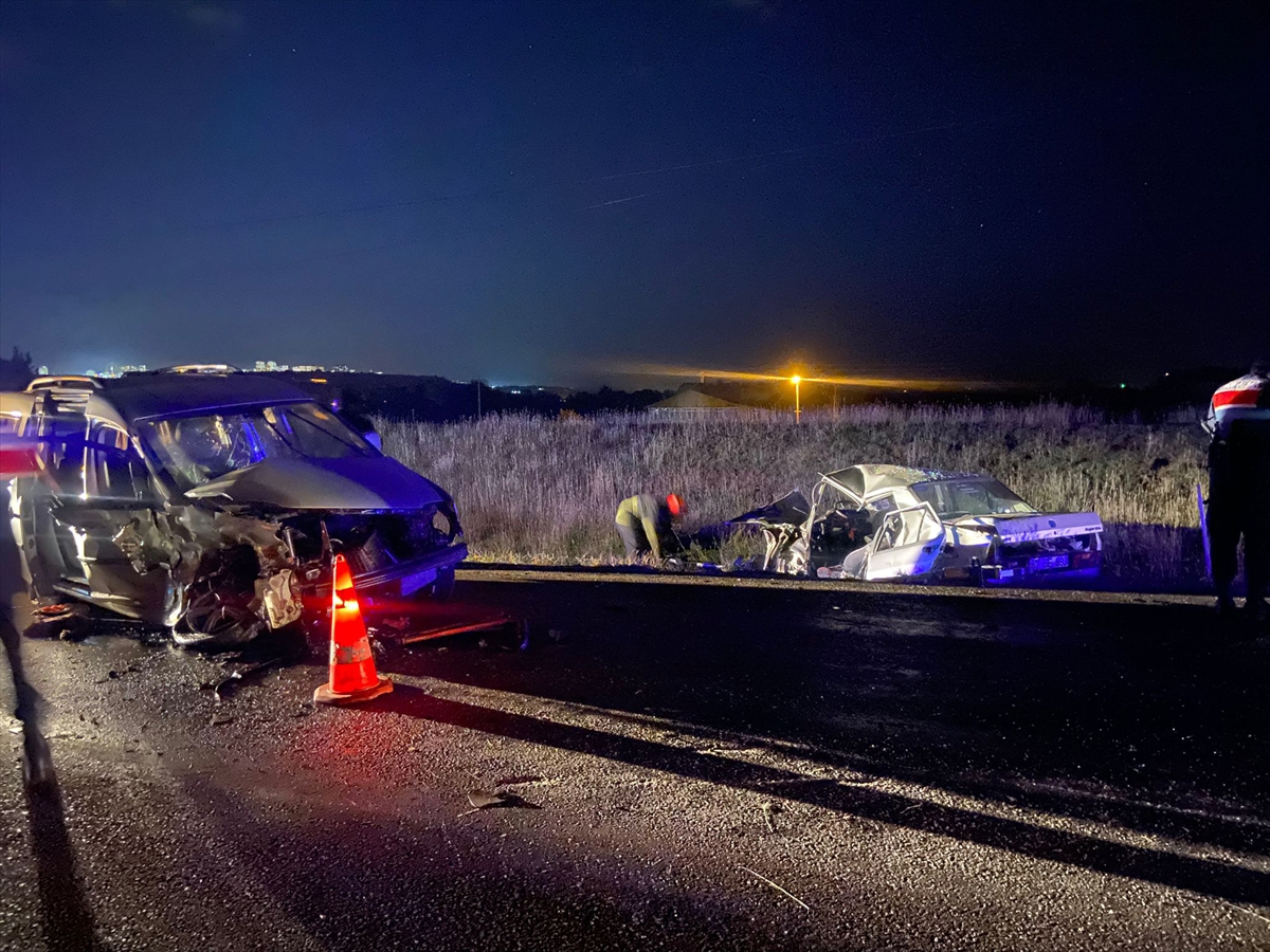 Kastamonu'da otomobille hafif ticari aracın çarpıştığı kazada 3 kişi yaralandı