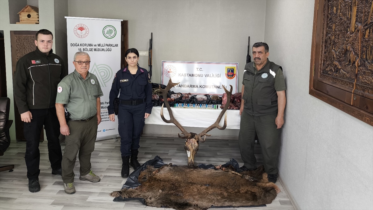 Kastamonu'da yakalanan avcıların evinde geyik eti ve bu etten yapılan sucuk ele geçirildi