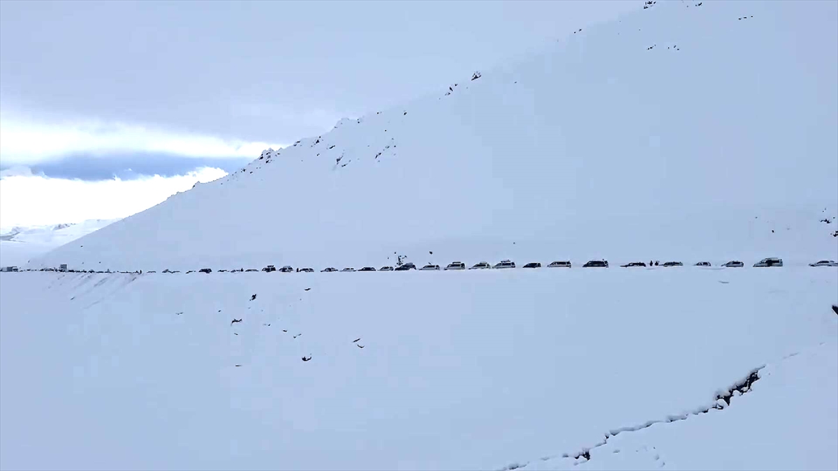 Kırgızistan'da kar yağışı Bişkek-Oş kara yolundaki ulaşımı aksattı