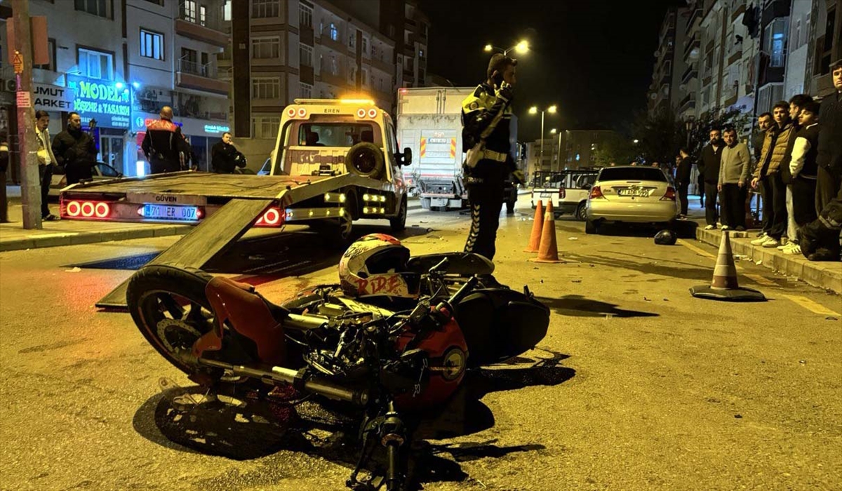 Kırıkkale'de kamyona çarpan motosikletteki 2 kişi yaralandı