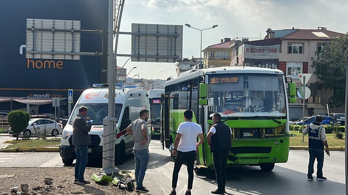 Kocaeli'de halk otobüsüyle otomobilin çarpıştığı kazada 4 kişi yaralandı