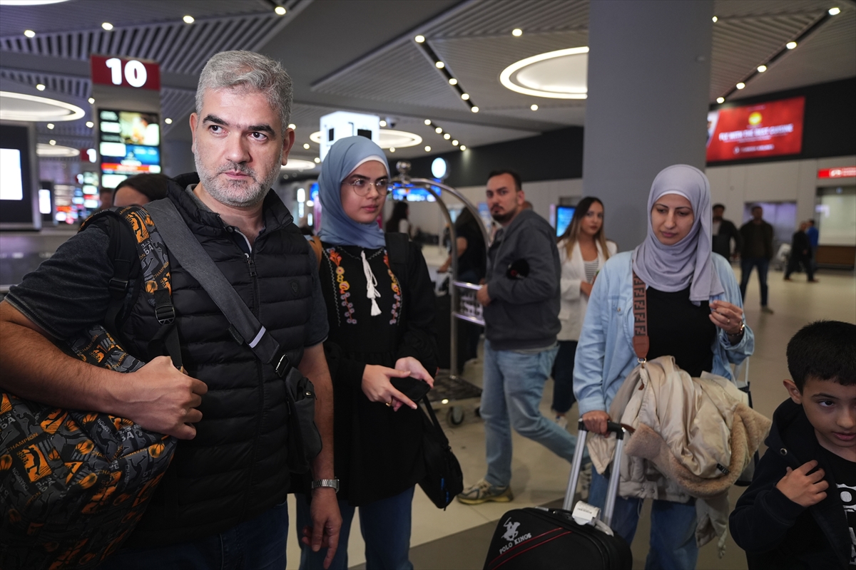 Lübnan'dan ayrılmak isteyen Türk vatandaşları uçakla İstanbul'a geldi