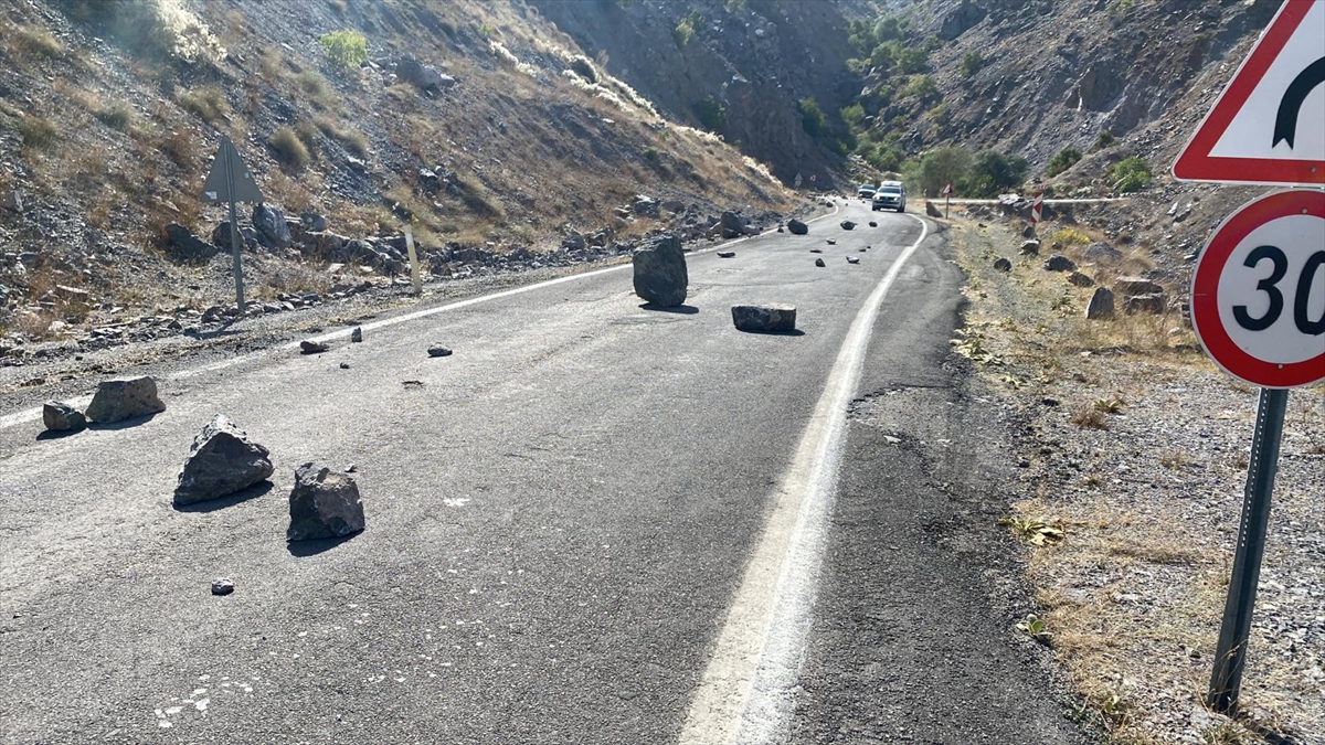 AFAD, saat 10.46'da merkez üssü Malatya'nın Kale ilçesi olan 5,9 büyüklüğünde deprem meydana geldiğini bildirdi