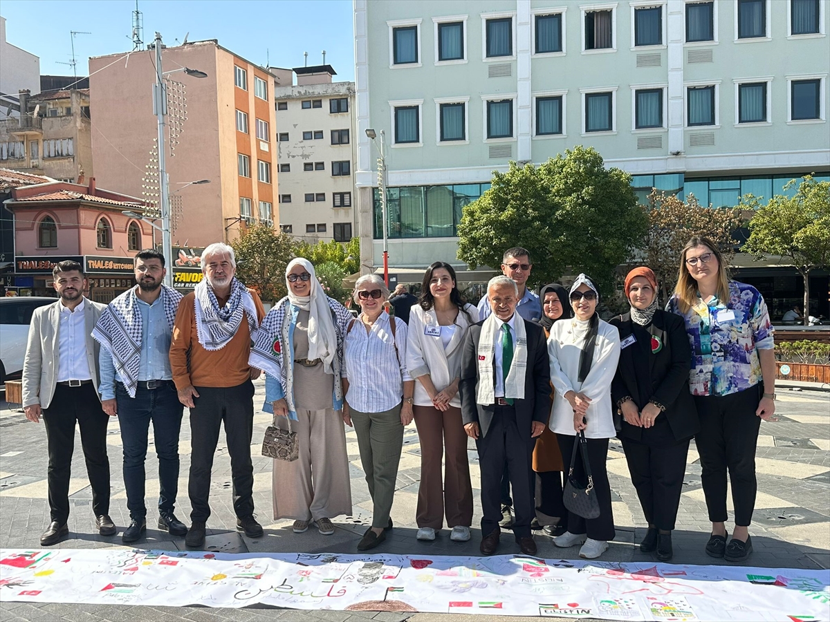 Manisa'da “Filistinli çocuklar için çiz” etkinliği düzenlendi