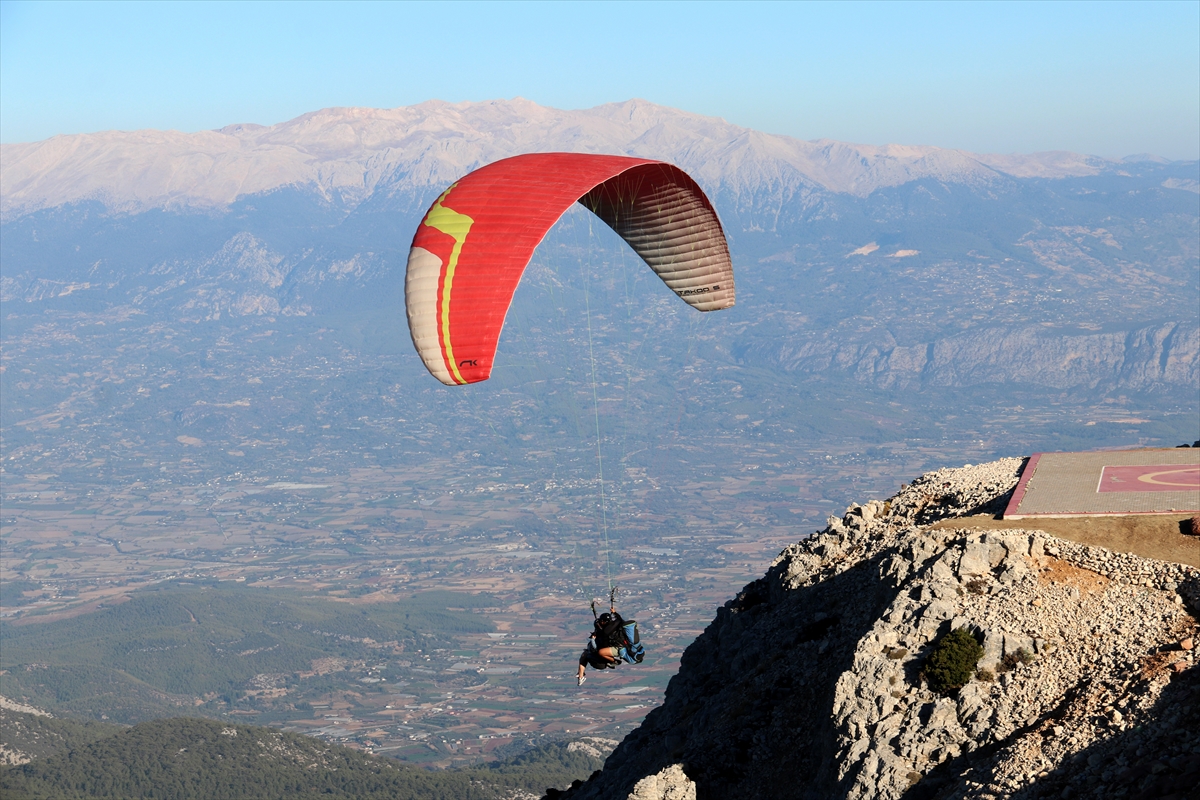 Muğla'da 24. Uluslararası Ölüdeniz Hava Oyunları Festivali devam ediyor