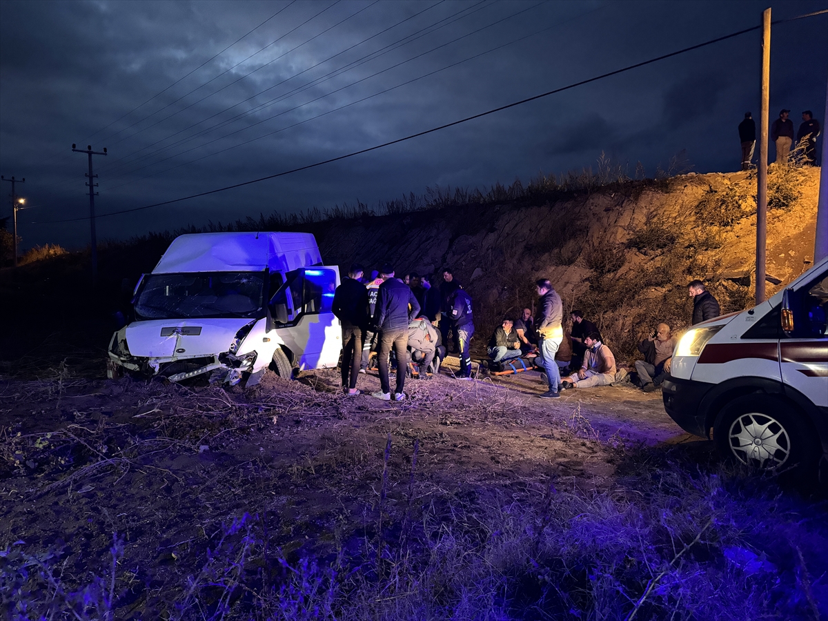 Nevşehir'de devrilen işçi servisindeki 5 kişi yaralandı