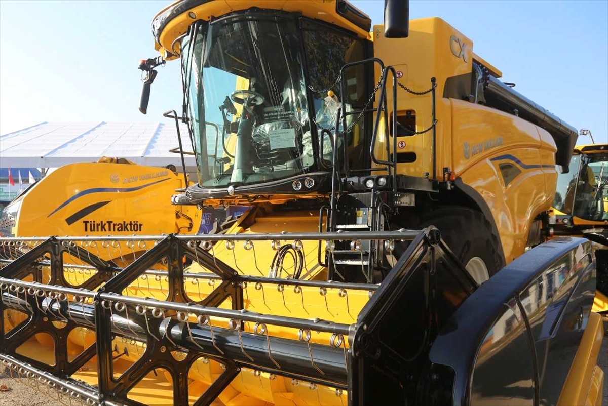 New Holland üç yeni traktörü ve otonom tarım robotlarını Bursa Tarım Fuarı'nda görücüye çıkardı