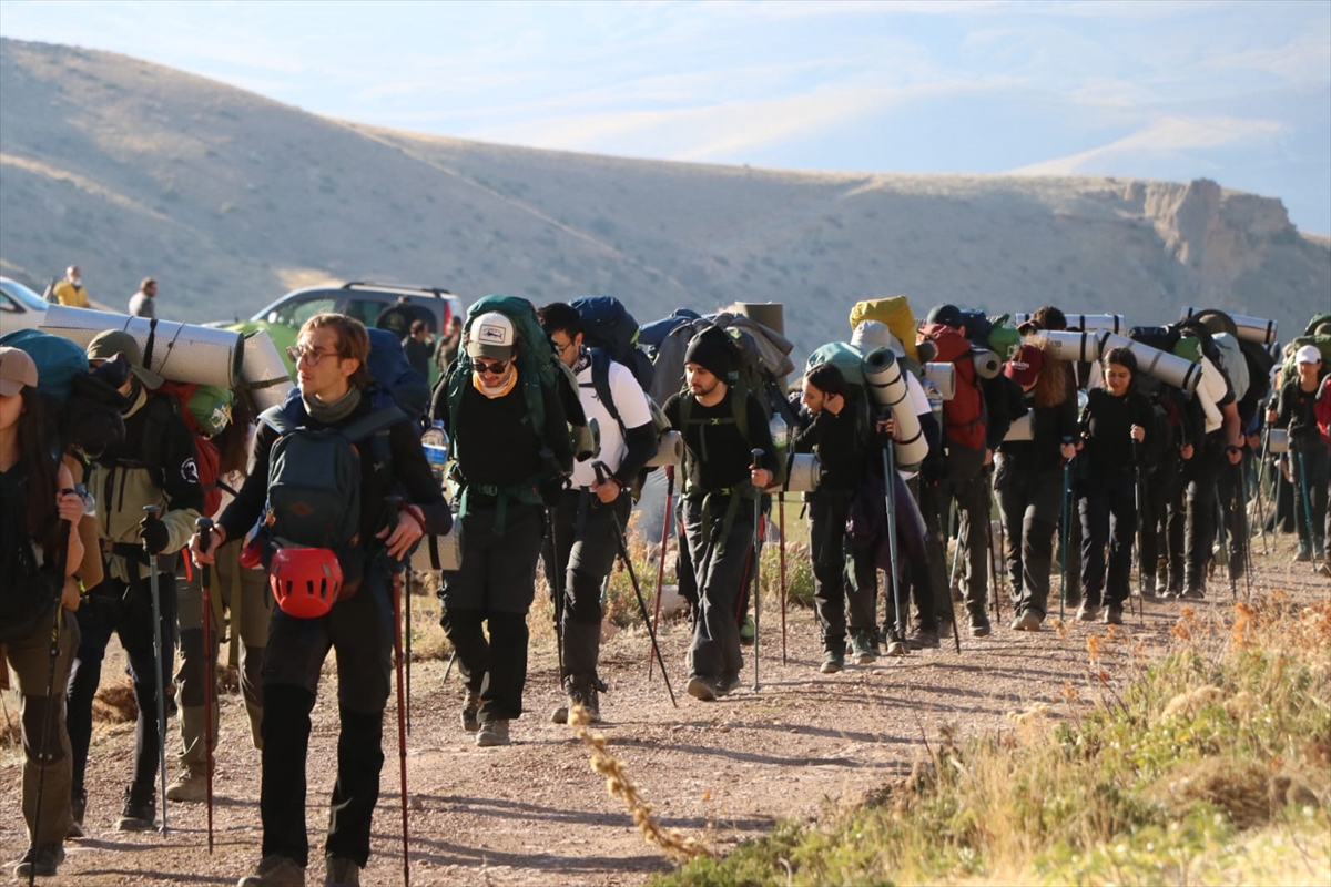 Niğde'de Cumhuriyetin kuruluşunun 101. yılında Aladağlara tırmanacak dağcılar kamp kurdu