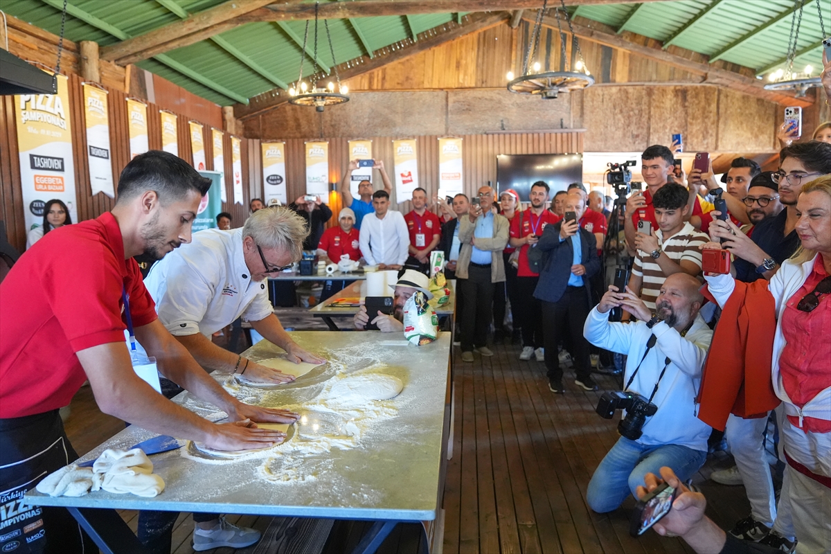 Pizza şefleri İzmir'deki şampiyonada yarıştı