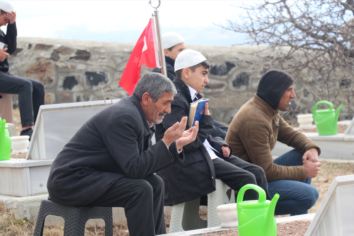 PKK'lı teröristlerin katlettiği 33 Yavi şehidi mezarları başında anıldı