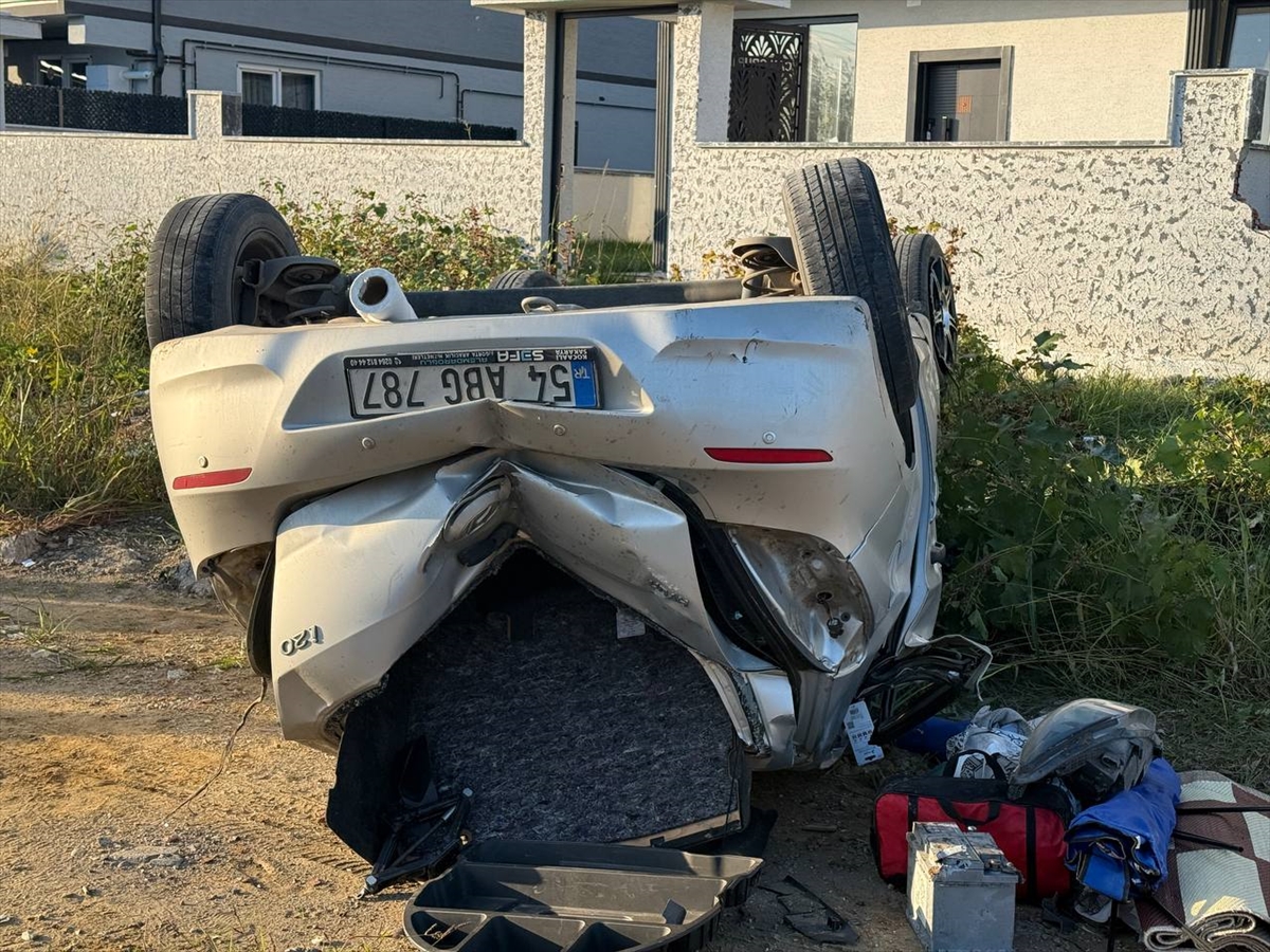 Sakarya'da takla atan otomobildeki 3 kişi yaralandı