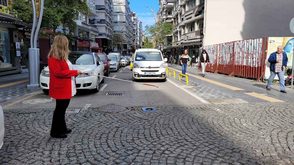 Samsun'da beyaz baston kullanan yayalara sürücülerin duyarlılığı test edildi