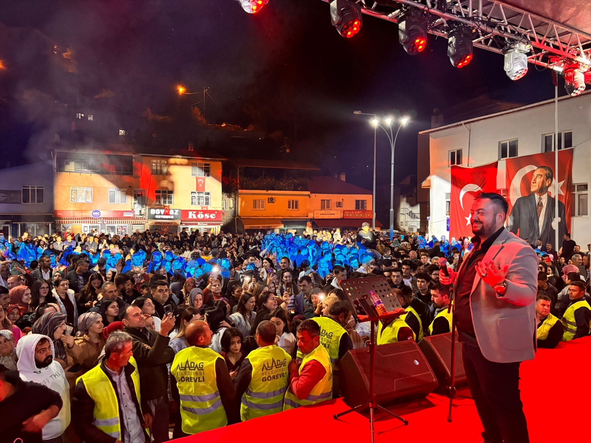 Şarkıcı Hüseyin Kağıt, Adana'da Cumhuriyet Bayramı dolayısıyla konser verdi