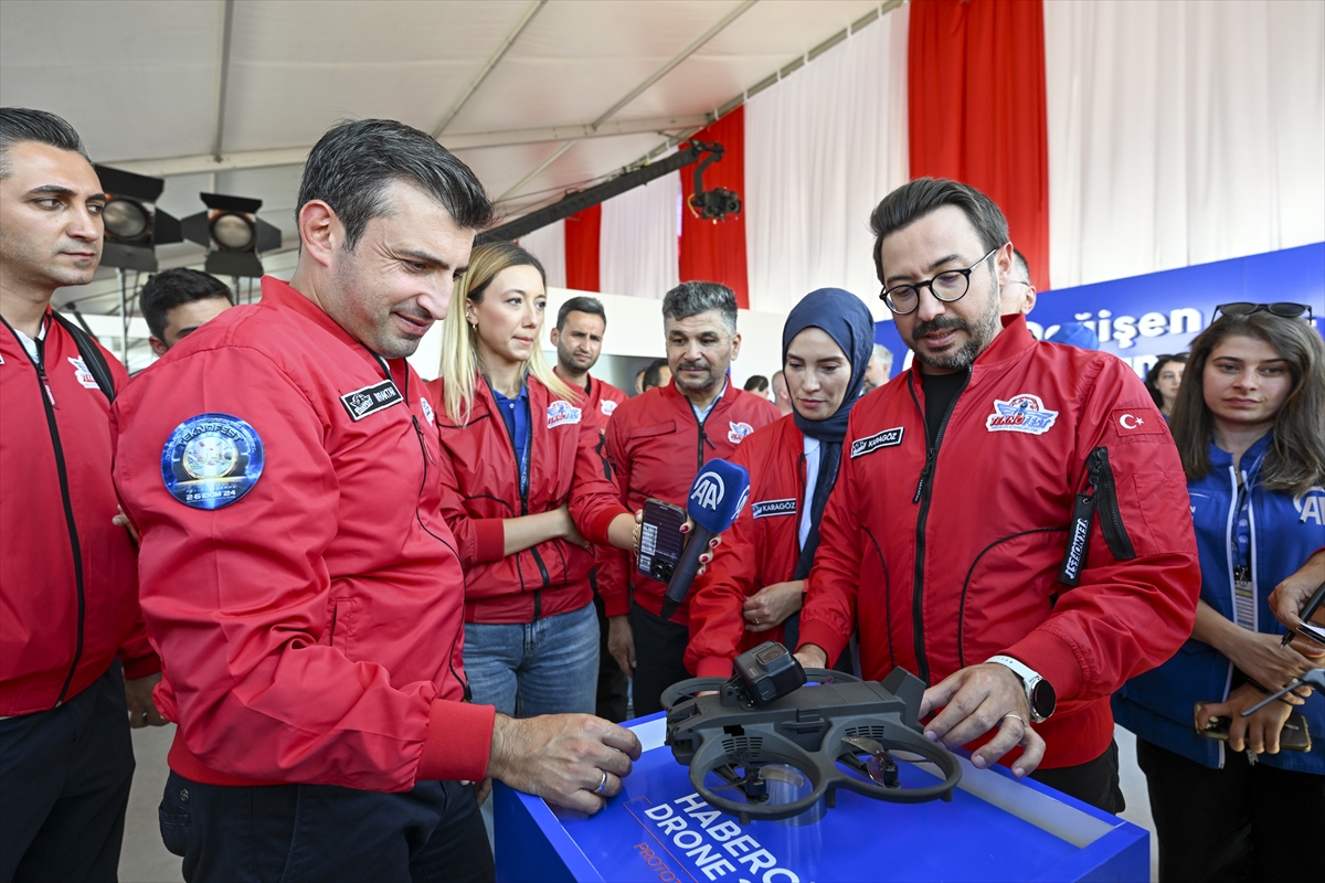 Selçuk Bayraktar, Anadolu Ajansının ürettiği “Haberci Drone”u inceledi