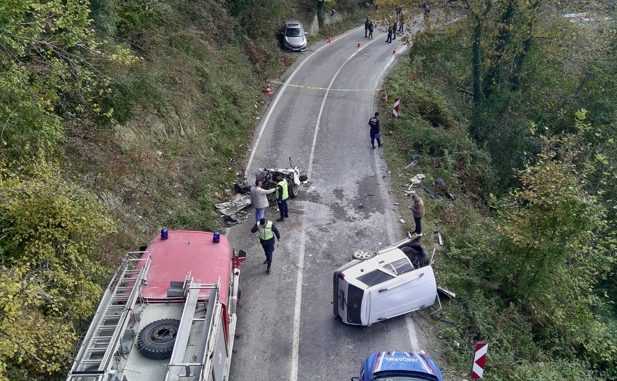 Sinop'ta iki otomobilin çarpışıp birinin ikiye bölündüğü kazada 3 kişi yaralandı