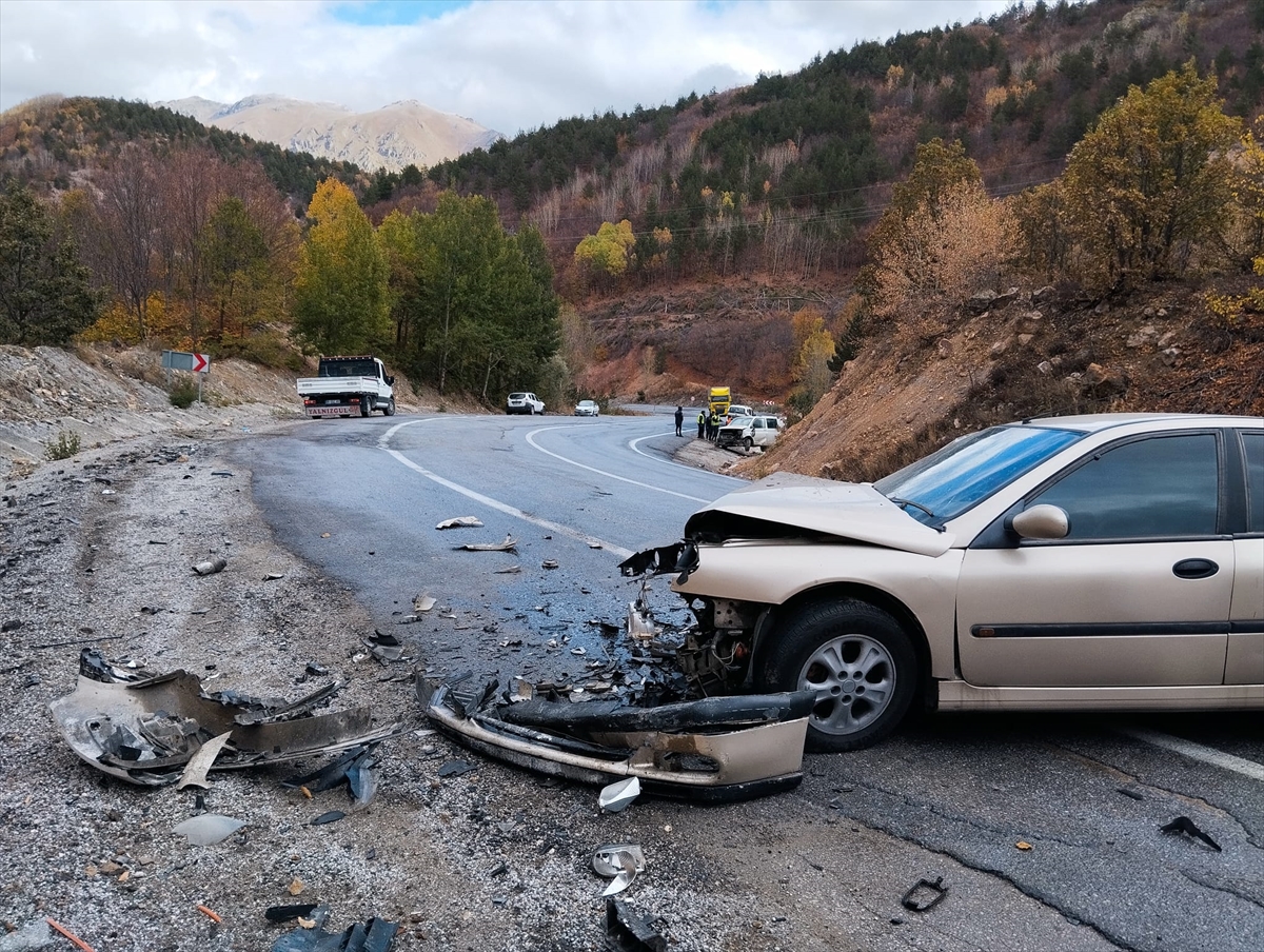 Sivas'ta otomobille minibüsün çarpıştığı kazada 10 kişi yaralandı