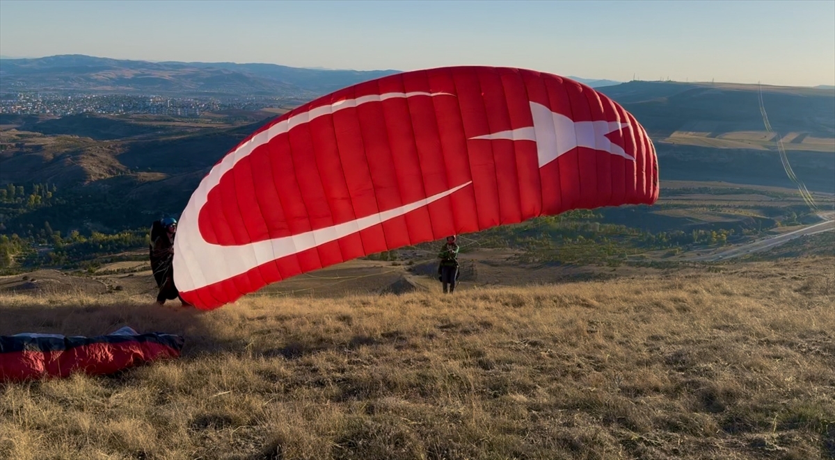 Sivas'ta yamaç paraşütçüleri Filistin'e destek için uçtu