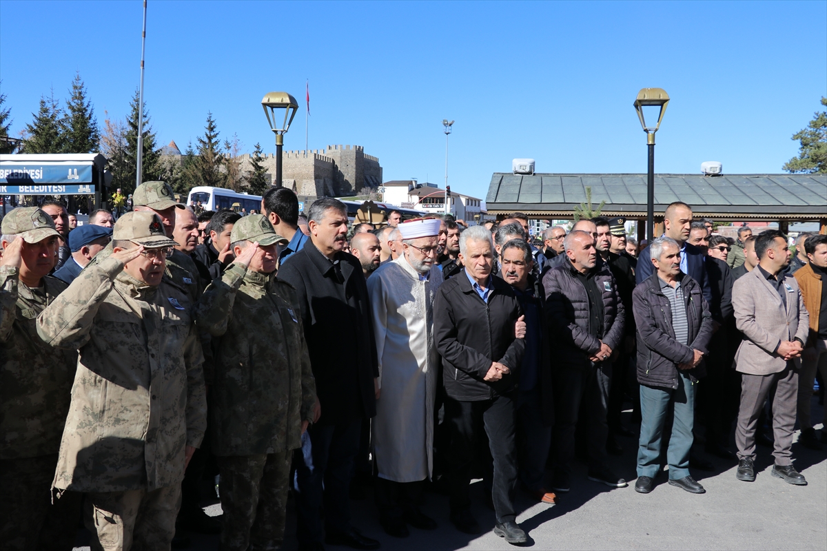 Tedavi gördüğü hastanede hayatı kaybeden üsteğmenin cenazesi, memleketi Erzurum'da defnedildi