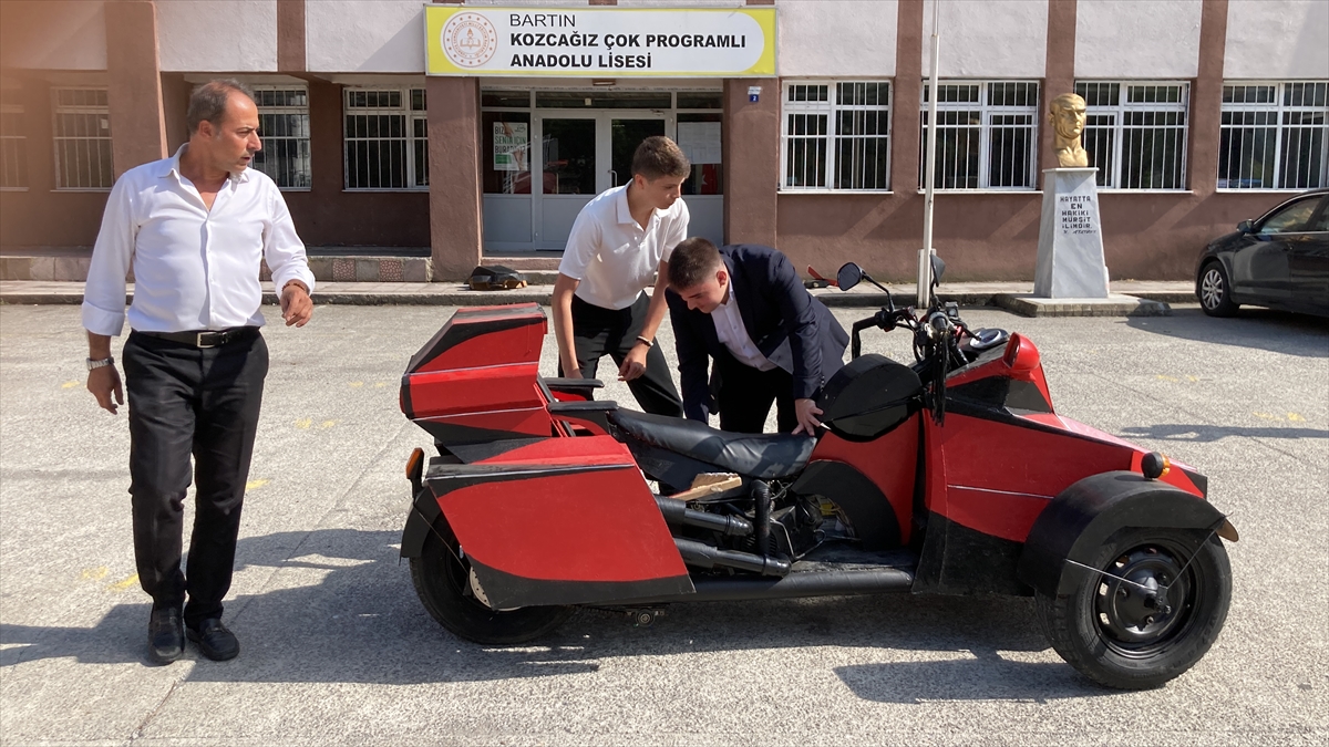 Teknoloji meraklısı ve çevreci liseliler atık malzemeleri motosiklet yaparak değerlendirdi