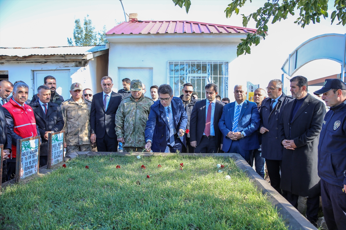 Van depreminde hayatını kaybedenler kabirleri başında anıldı