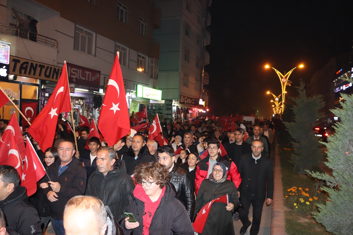 Van'da 29 Ekim Cumhuriyet Bayramı fener alaylarıyla kutlandı