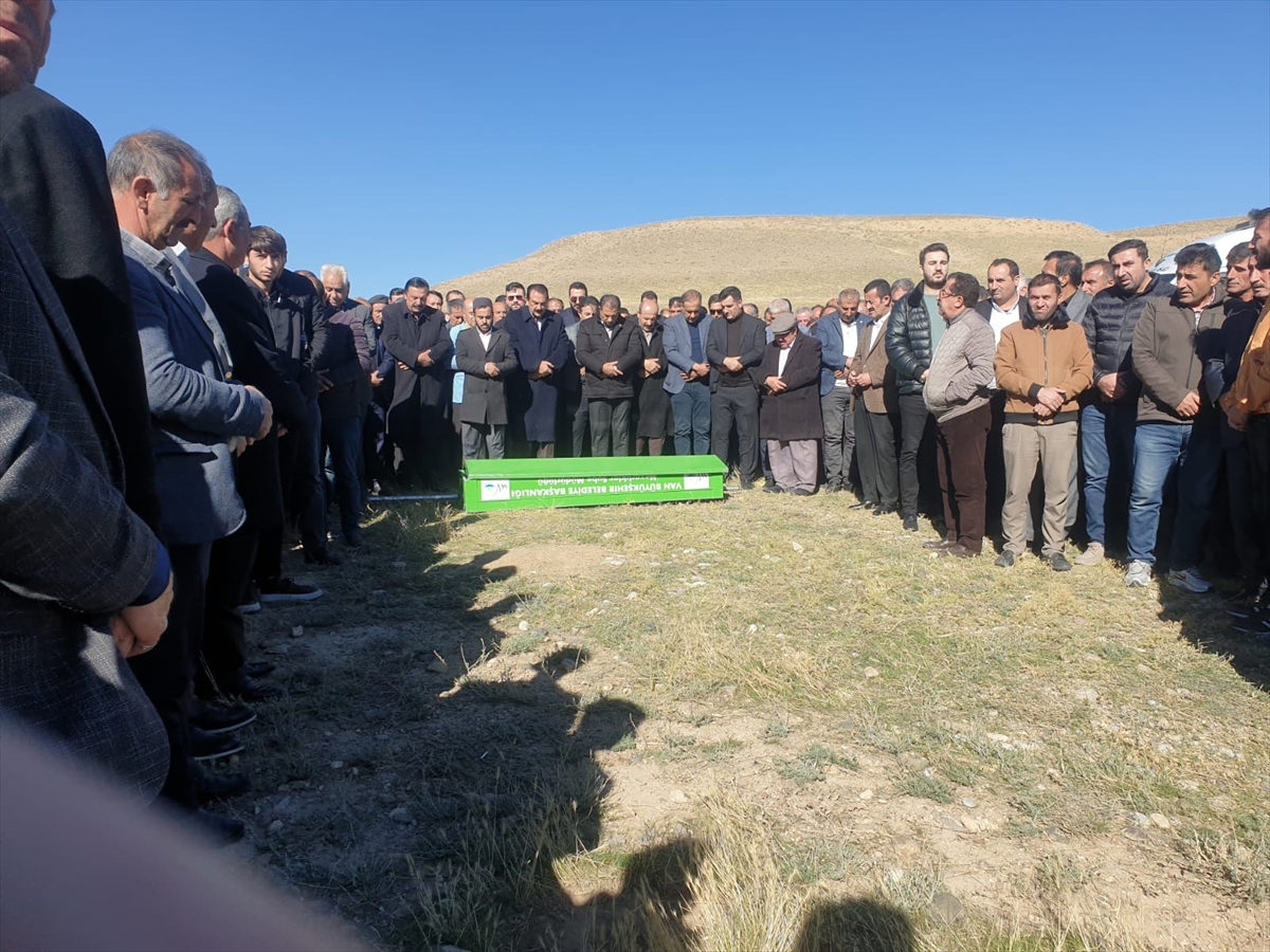 Van'da trafik kazasında ölen baba ve oğlunun cenazesi toprağa verildi