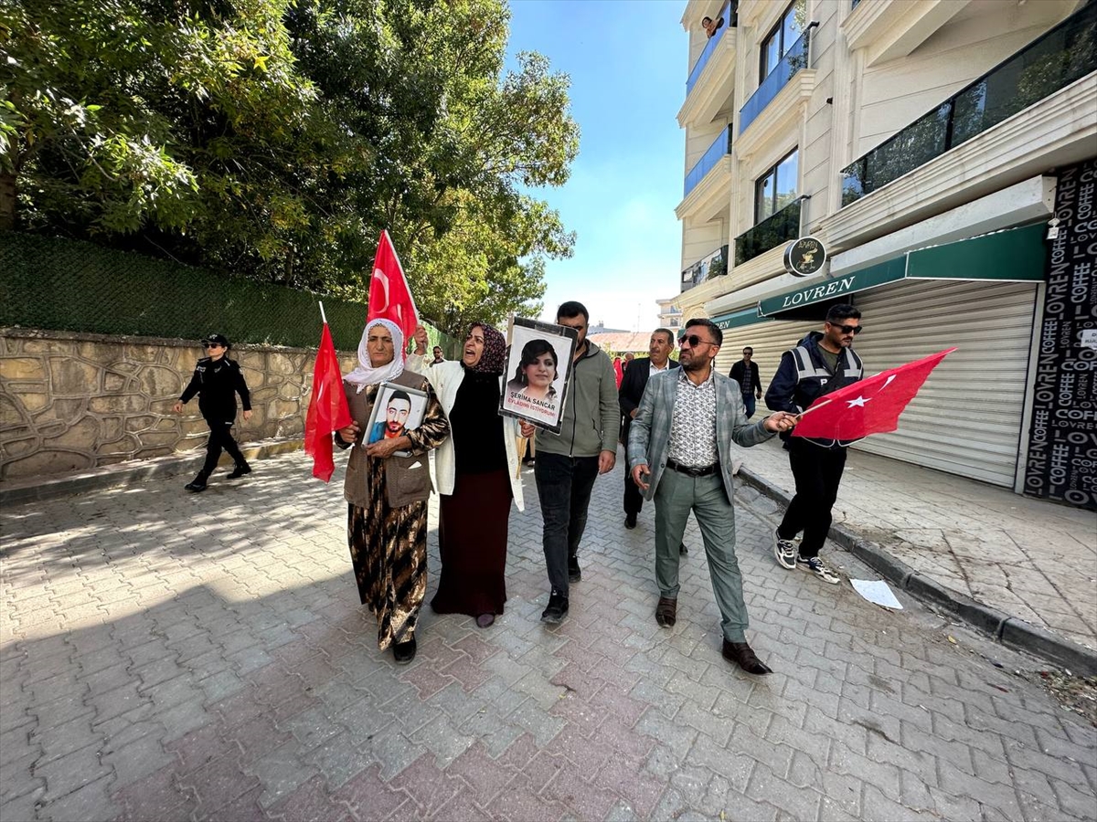 Vanlı aileler DEM Parti binası önündeki “evlat nöbeti”ni sürdürdü