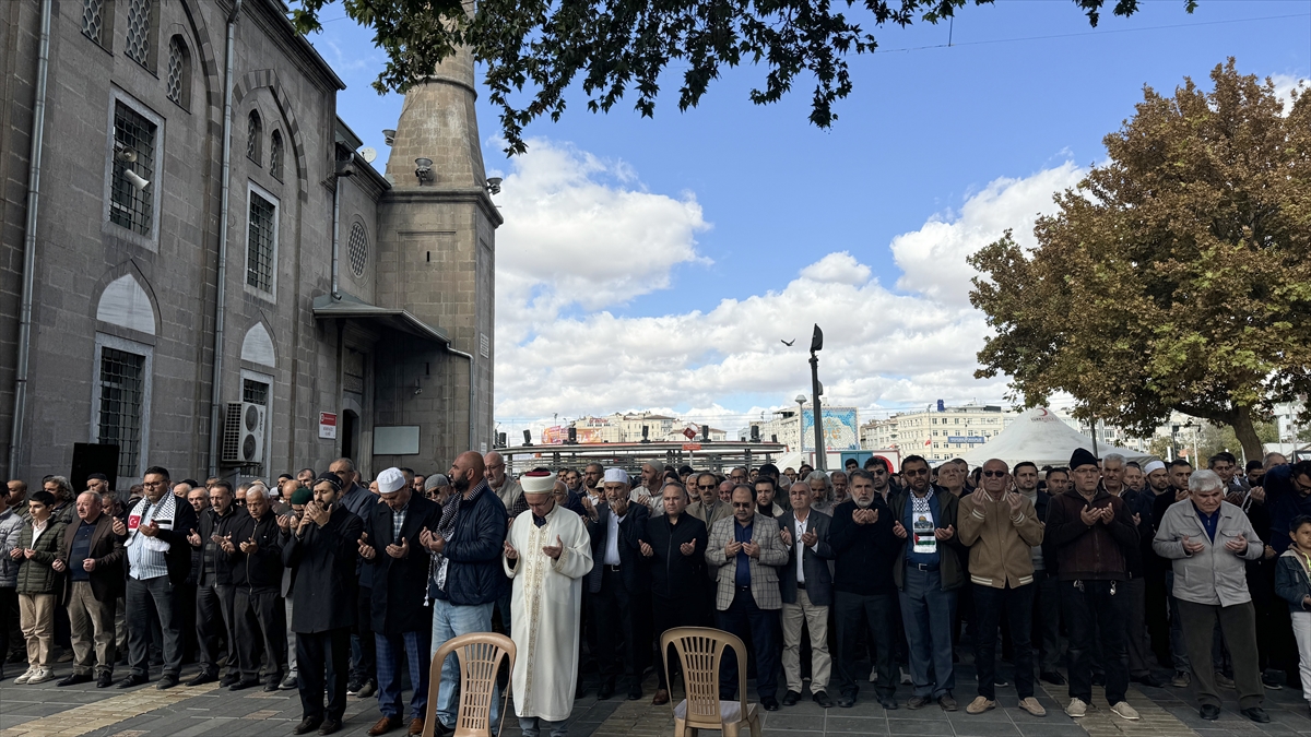 Yahya Sinvar için Kayseri'de gıyabi cenaze namazı kılındı