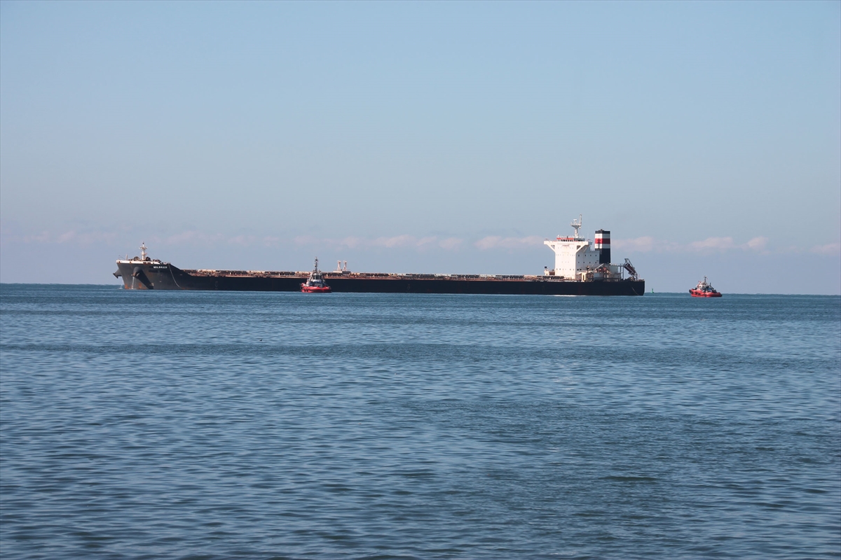 Zonguldak'ta kargo gemisi karaya oturdu