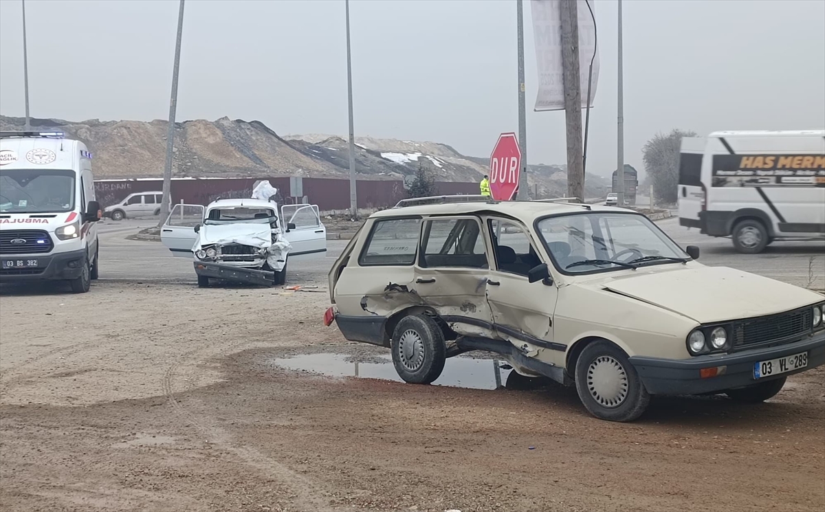 Afyonkarahisar'da 14 yaşındaki sürücünün karıştığı kazada 6 kişi yaralandı