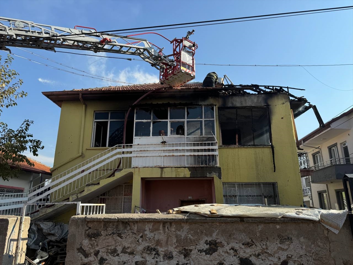 Aksaray'da iki katlı evde çıkan yangında baba ve 2 çocuğu dumandan etkilendi