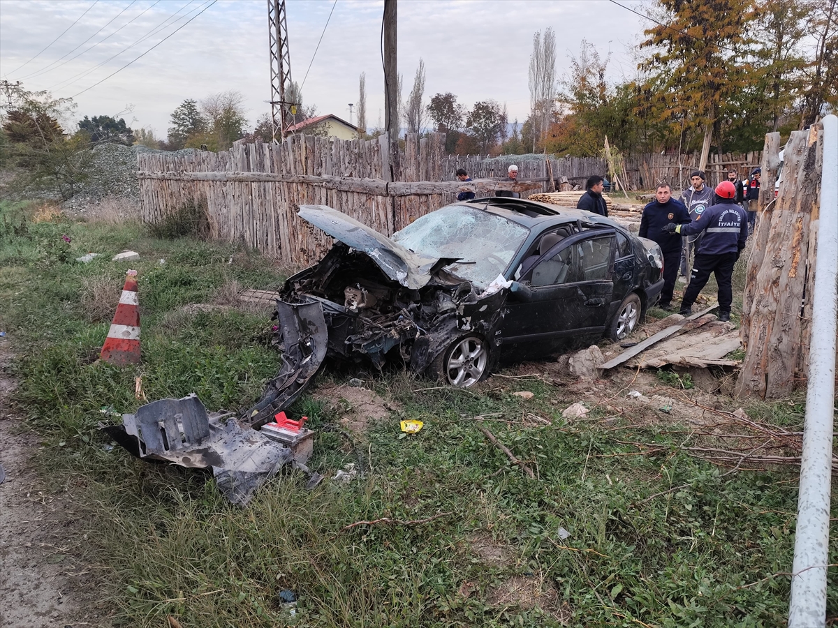 Amasya'da devrilen otomobildeki 4 kişi yaralandı