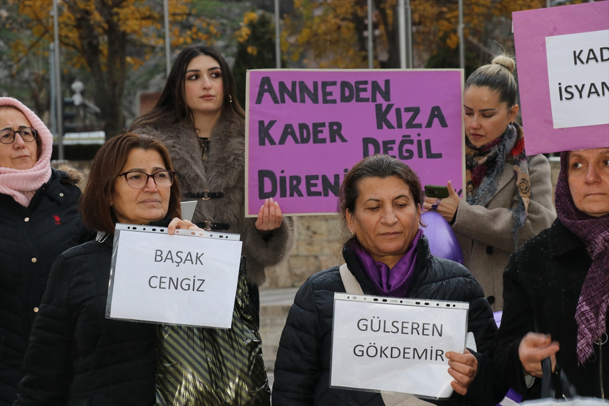 Amasya'da kadına yönelik şiddete karşı “mor mendil ve ayakkabılı” protesto yapıldı