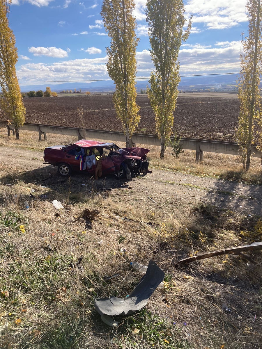 Amasya'da şarampole devrilen otomobildeki 5 kişi yaralandı