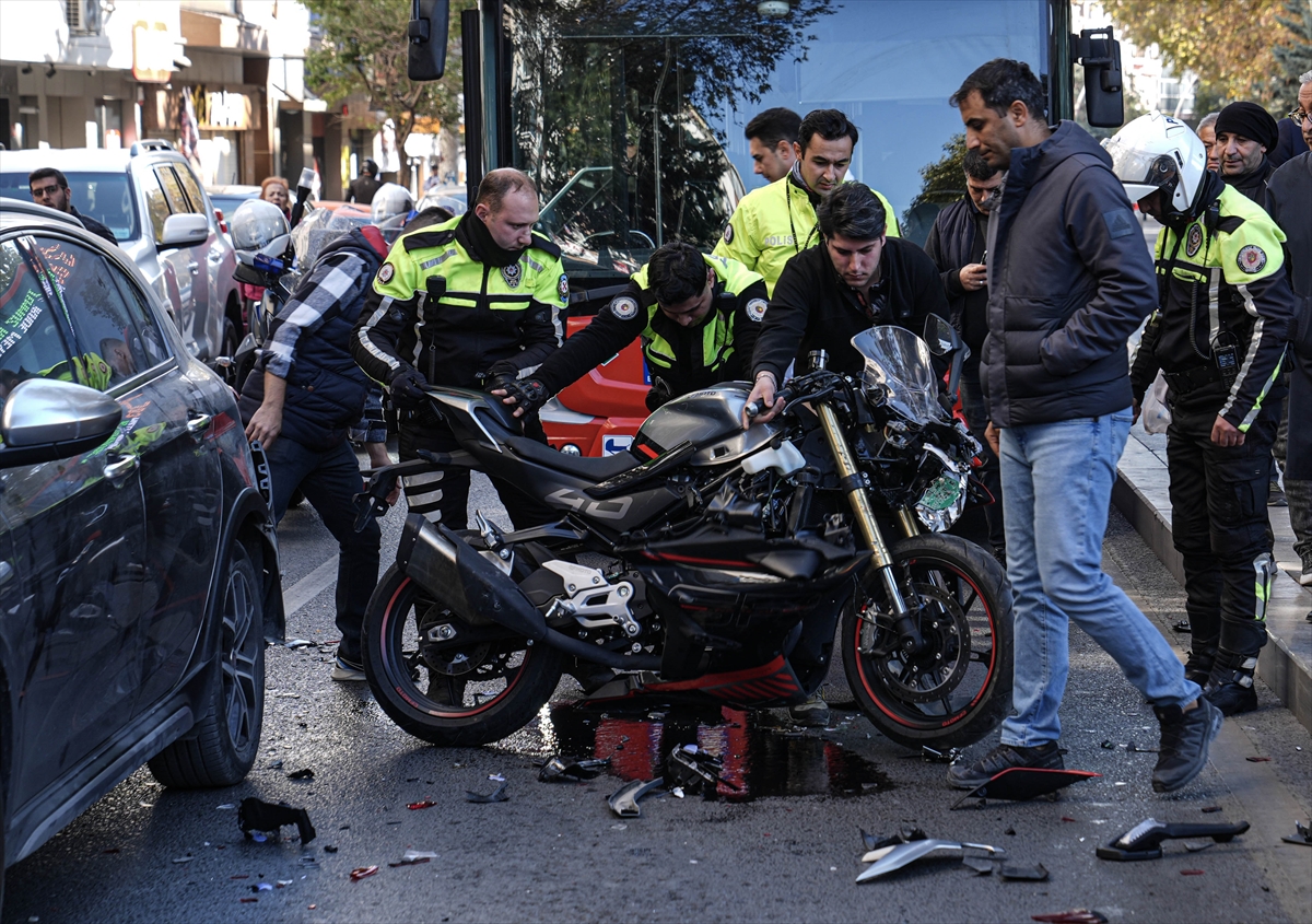 Ankara'da polisten kaçarken otomobile çarpan motosikletteki sürücü yaralandı