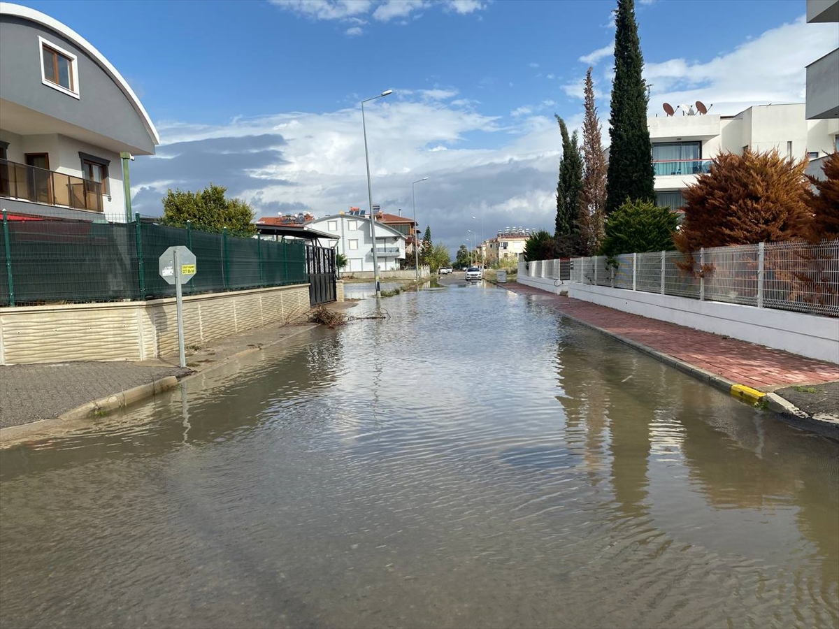 Antalya'da hortum ve kuvvetli sağanak seralara zarar verdi