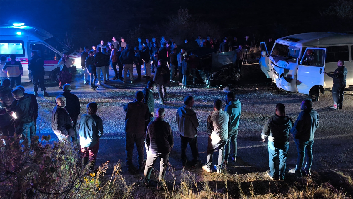 Aydın'da minibüs ile otomobilin çarpıştığı kazada 10 kişi yaralandı