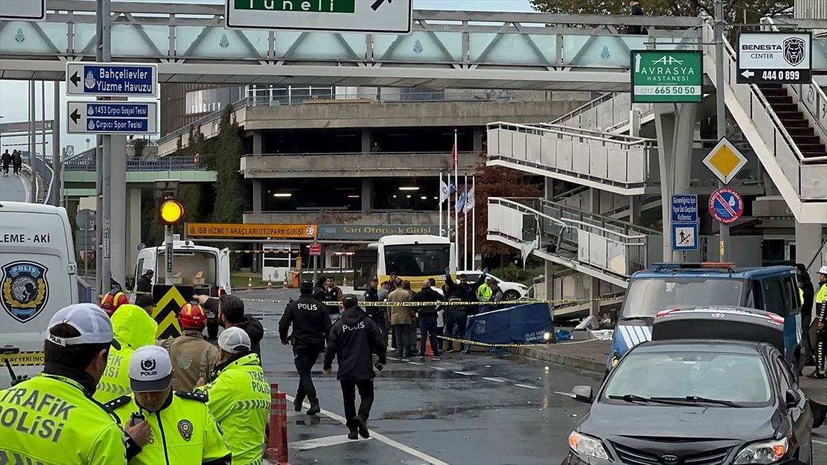 Bakırköy'de kazaya müdahale eden trafik polisi, İETT otobüsünün çarpması sonucu şehit oldu