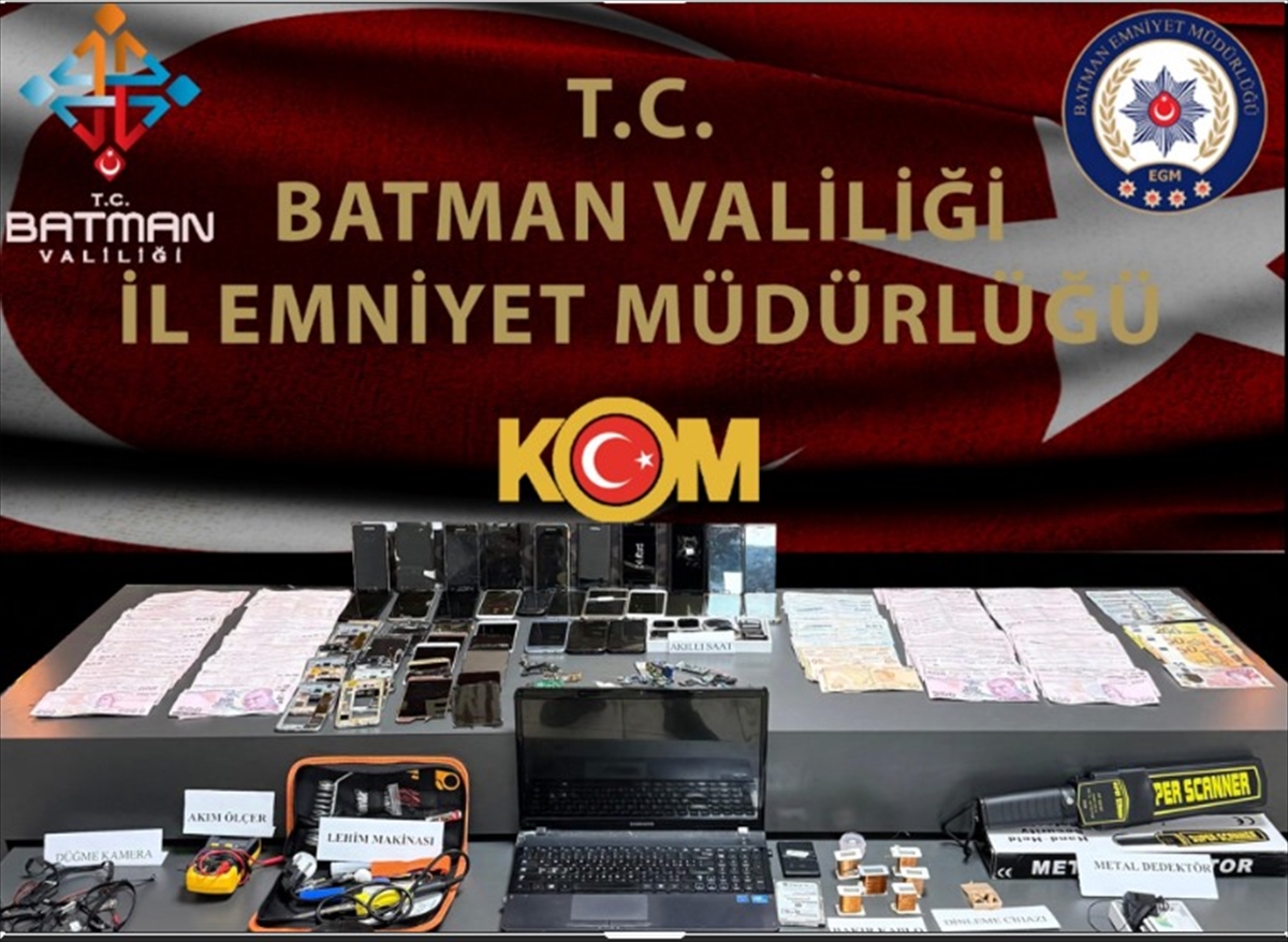 Batman'da ehliyet sınavına girenlere kurduğu düzenekle kopya veren şüpheli tutuklandı