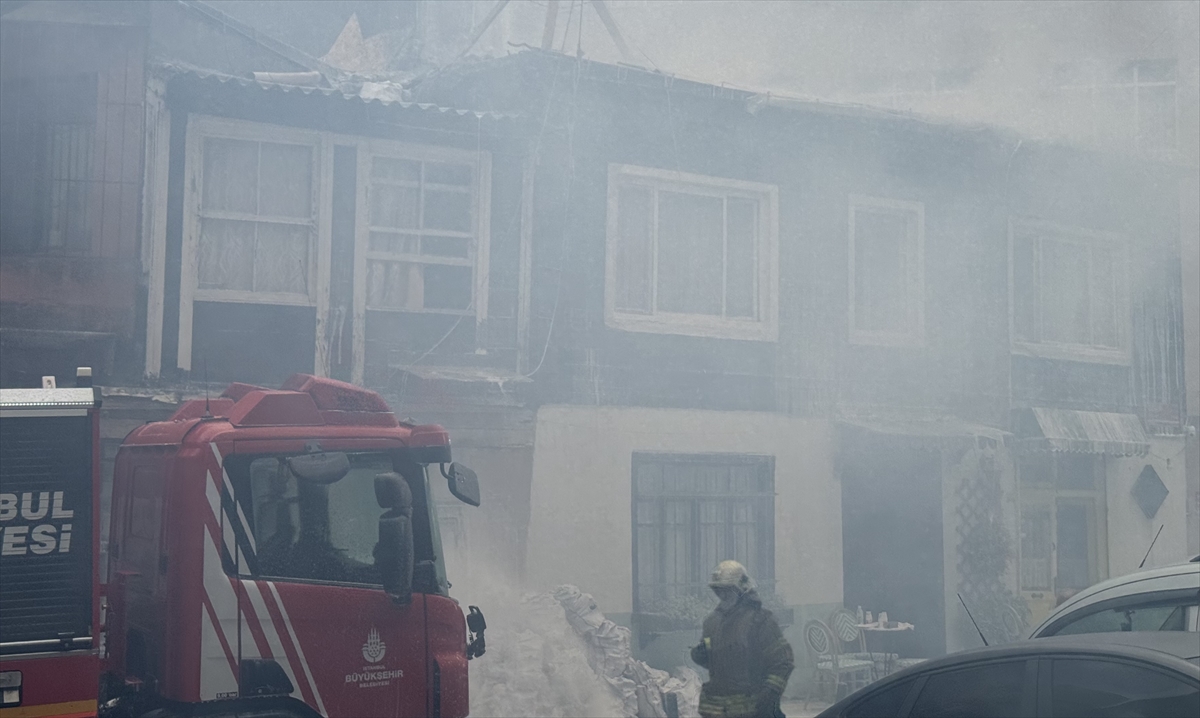 Beşiktaş'ta ahşap binada çıkan yangın itfaiye ekiplerince söndürüldü