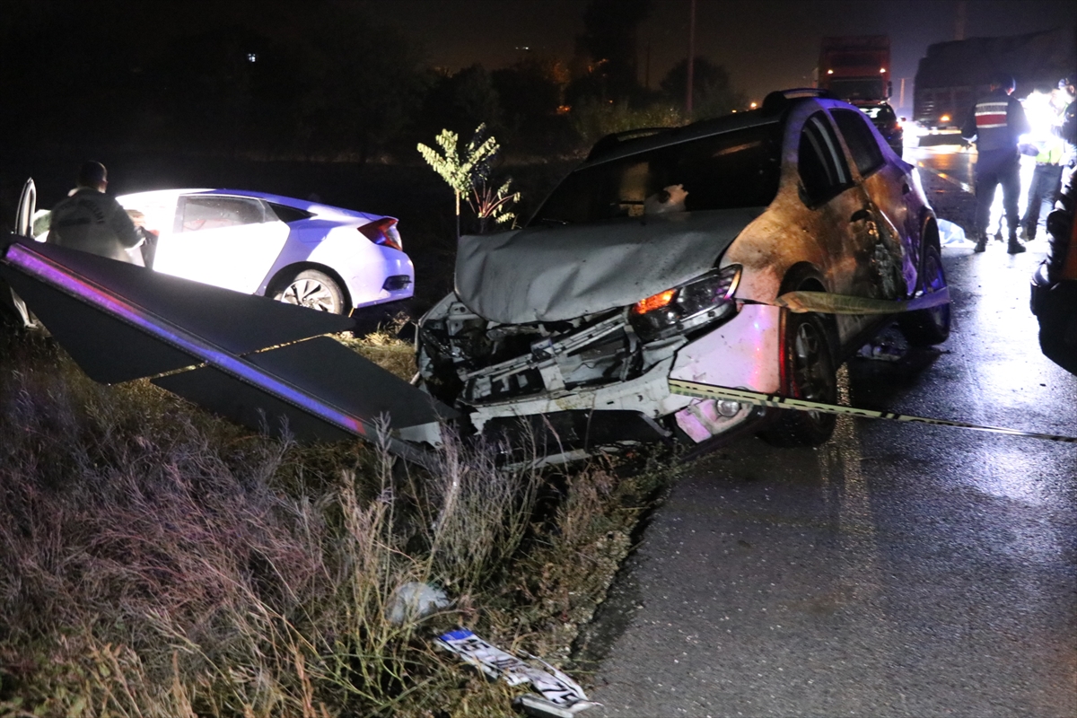 Burdur'da 2 otomobil ile hafif ticari aracın karıştığı kazada 1 kişi öldü, 7 kişi yaralandı