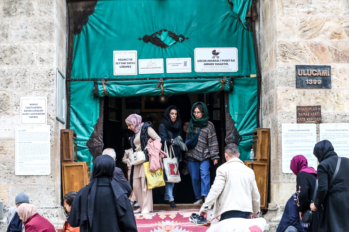 Bursa Büyükşehir Belediyesinin tarihi camilerdeki güvenlik hizmetini sonlandırma kararına tepkiler