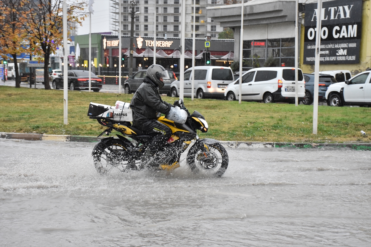 Bursa'da lodosun ardından şiddetli yağış etkili oluyor