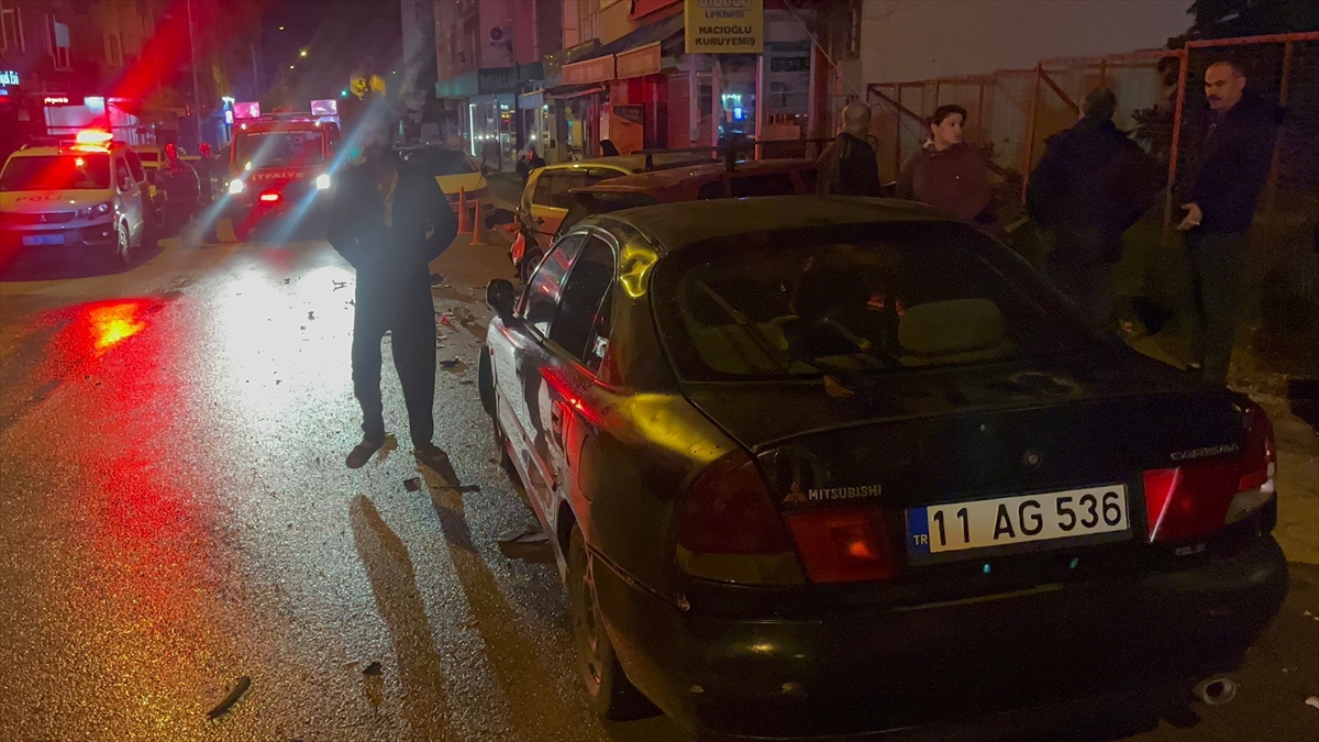 Bursa'da park halindeki üç araca çarpan otomobilin sürücüsü kaçtı