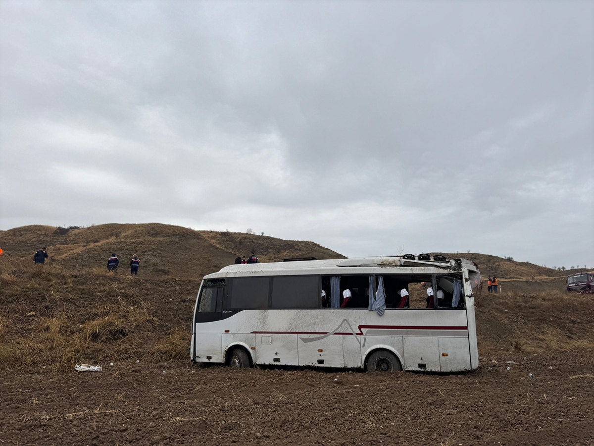 Çankırı'da cenazeye gidenlerin bulunduğu midibüs devrildi, 29 kişi yaralandı