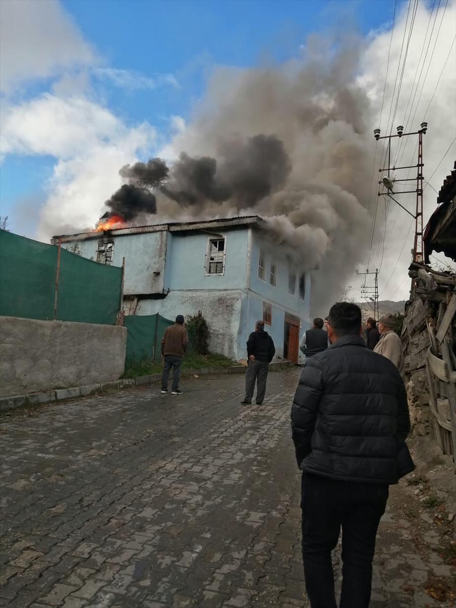 Çankırı'da yangın çıkan ev kullanılamaz hale geldi