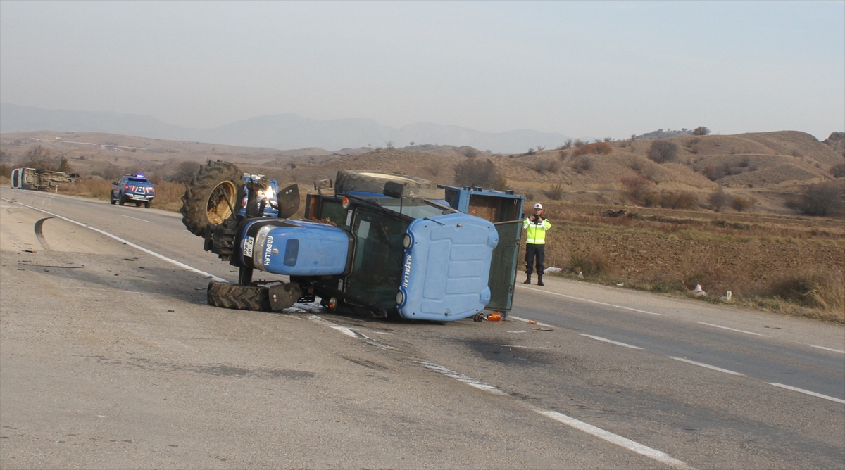 Çorum'da işçi servisi ile traktörün çarpışması sonucu 16 kişi yaralandı