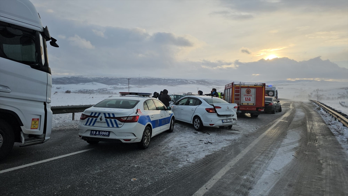 Çorum'da zincirleme trafik kazasında 10 kişi yaralandı